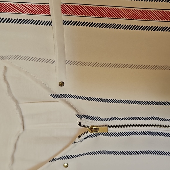 Express Ladies Sleeveless Top - Picture 2 of 6